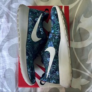 NIKE Men’s Roshe Sneakers